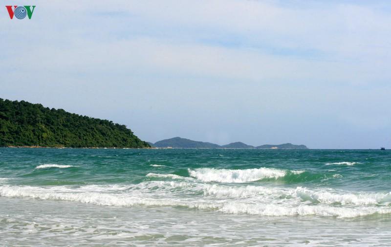 Vẻ đẹp hoang sơ, bình yên của bãi Hồng Vàn, Cô Tô, với bãi cát trắng mịn và nước biển trong xanh, điểm đến lý tưởng cho du lịch biển miền Bắc tìm kiếm sự tĩnh lặng.
